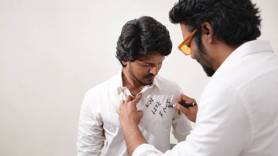 రోమాంచకం’కుప్రభాస్ ఆశీస్సులు.. షర్ట్ పైస్పెషల్ మెసేజ్